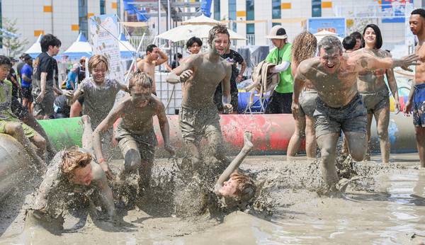 제28회 보령머드축제가 충남 대천해수욕장 일원에서 열린 가운데 26일 머드체험존을 찾은 외국인들이 축제를 즐기고 있다. 김주형 기자 kjh2667_@cctoday.co.kr