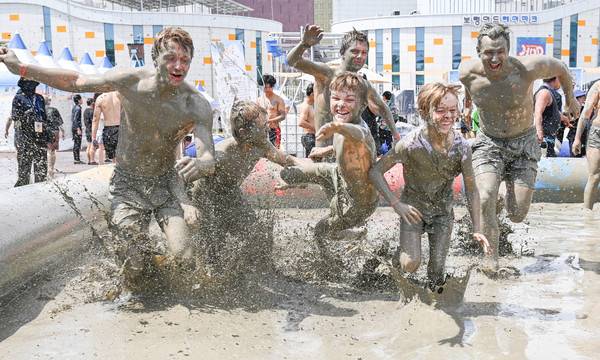 제28회 보령머드축제가 충남 대천해수욕장 일원에서 열린 가운데 26일 머드체험존을 찾은 외국인들이 축제를 즐기고 있다. 김주형 기자 kjh2667_@cctoday.co.kr