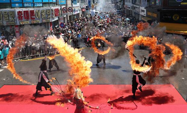 제18회 정남진 장흥물축제가 지난 26일 장흥 탐진강 수변공원 일원에서 열린 가운데 크란 공연팀과 아프리카 타악 퍼포먼스팀 아냐포의 중앙로 시가지 거리 퍼레이드와 함께 내외국인들이 물싸움을 하며 폭염을 날리고 있다. 김양배 기자