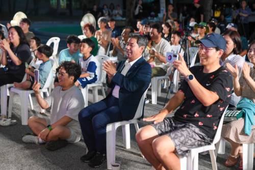 토요작은음악회 ‘기쁜 우리 젊은 날, 춤추고 노래하고’ 공연이 지난 26일 양구선사근현대사박물관 야외공연장에서 열려 서흥원 양구군수와 공연 참가자들, 주민들이 여름밤의 무대를 함께 즐기며 화합의 시간을 가졌다.