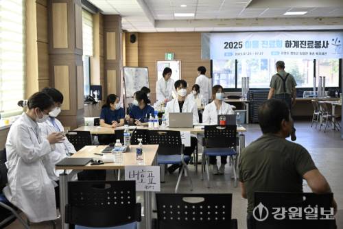 ◇서울대와 이화여대 의과대 연합 의료봉사동아리인 이울진료회가 지난 26일 평창 방림면 계촌리 복지회관에서 의료봉사활동을 했다.