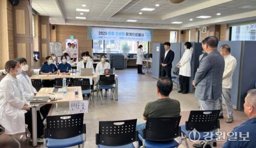 ◇서울대와 이화여대 의과대 연합 의료봉사동아리인 이울진료회가 지난 26일 평창 방림면 계촌리 복지회관에서 의료봉사활동을 했다.