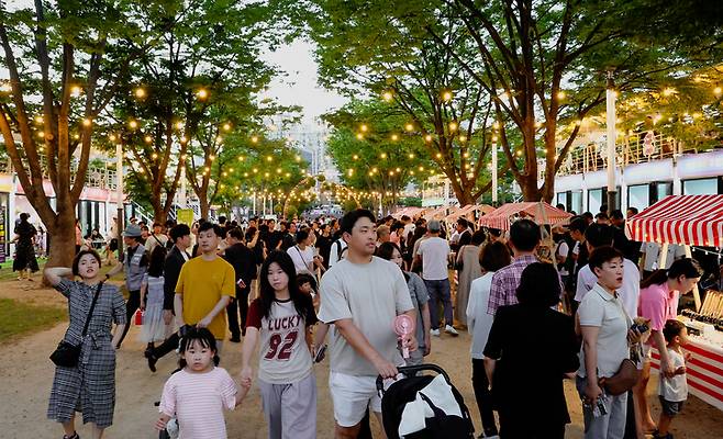 반구천의 암각화 유네스코 세계유산 등재를 기념한 '울산의 밤, 스토리 야시장' 개장식이 지난 25일 울산 중구 태화강국가정원 내 만남의 광장부터 왕버들마당 구간에서 개최된 가운데 첫날 오후부터 행사장이 시민과 관광객의 발길로 북적이고 있다. 이수화 기자