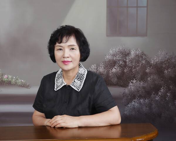제11회 창원문학상을 수상한 정연선 시인 . /창원문인협회