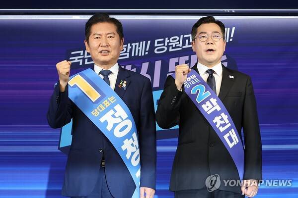 더불어민주당 정청래·박찬대 당 대표 후보가 20일 서울 여의도 당사에서 열린 8·2 전당대회 순회 경선 영남권 합동연설회에서 파이팅을 외치며 기념 촬영하고 있다. /연합뉴스