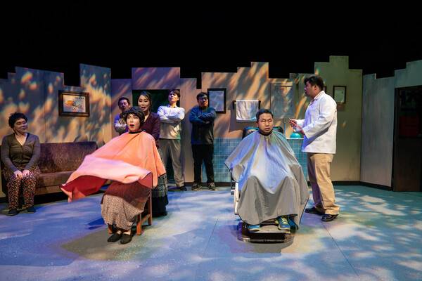 창원 극단 미소의&nbsp;〈대찬이발소〉 한 장면. /극단 미소