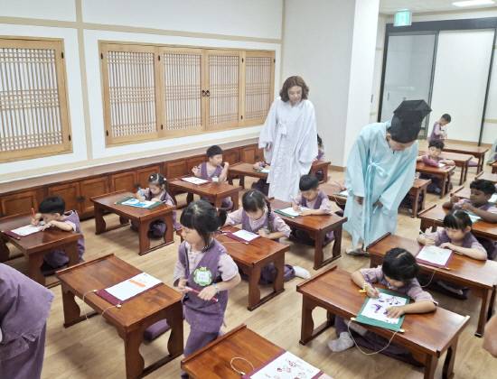 지난 23일과 24일 함안복합문학관에서 칠서, 산인어린이집 만4~6세 아동을 대상으로 전통문화예술 체험행사를 개최했다. 사진=함안군