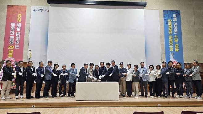 취임식 축하 떡 나눔 모습. /문경시장애인종합복지관 제공