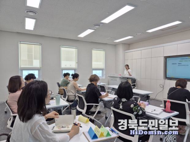 동화 작가 최소희 씨가 상주작가로 포은중앙도서관에서 포항시민들과 만나고 있는 모습