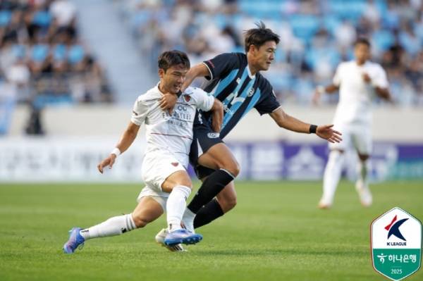 포항스틸러스 강민준(왼쪽)이 대구FC 정치인과 심한 몸싸움을 하고 있다. 사진=한국프로축구연맹 제공