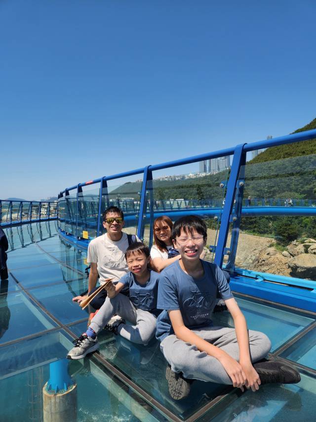 대만 관광객들이 부산 관광지를 즐기는 모습. 로컬트래블랩 제공