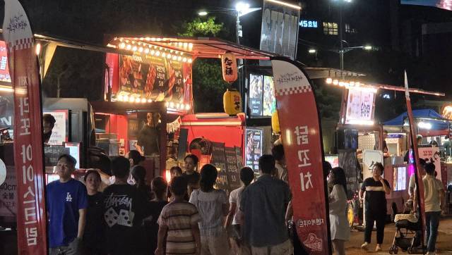 지난 25일 밤 9시께 부산 해운대구 해운대해수욕장 프로모션존 모습. 푸드트럭 앞이 음식을 구매하려는 방문객들로 붐비고 있다. 박수빈 기자 bysue@