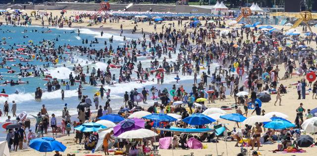 본격적인 여름 피서철인 27일 부산 해운대구 해운대해수욕장에 피서객이 몰려 북적이고 있다. 김종진 기자 kjj1761@