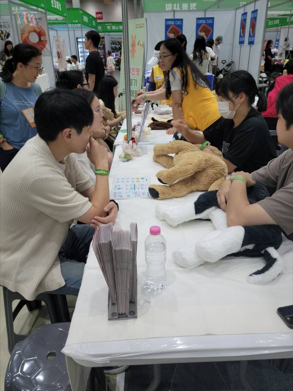 대한적십자사에서 운영하고 있는 반려동물 심폐소생술 부스. 이봉한 기자