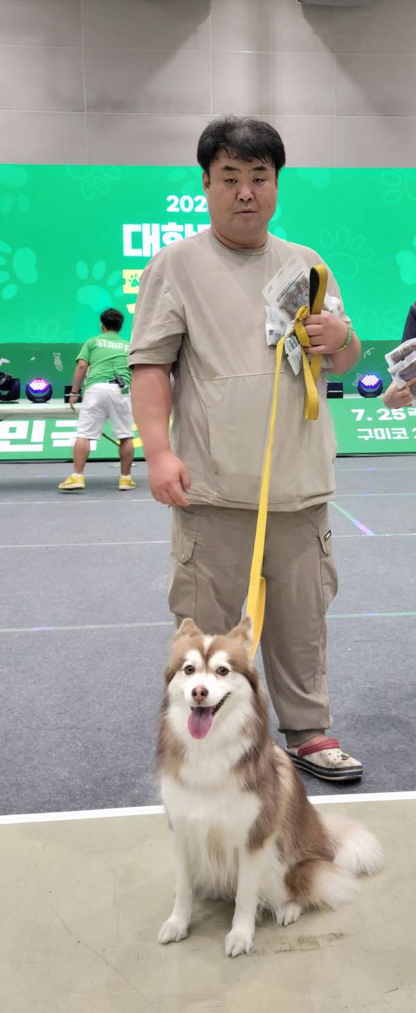2025 대한민국 펫캉스 '무궁화 꽃이 피었습니다' 레크레이션 우승한 울산에서 온 반려견과 보호자. 이봉한 기자