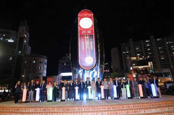 포항시가 26일 영일대해수욕장에서 해양관광도시의 새로운 상징으로 '빛의 시계탑' 준공식을 개최하고 있다.