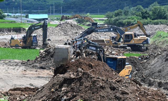 27일 산청읍 병정마을 인근 하천에서 중장비로 복구 작업을 하는 모습./김승권 기자/