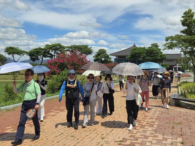 기행단이 역사문화관에서 황룡사지로 이동하고 있다.
