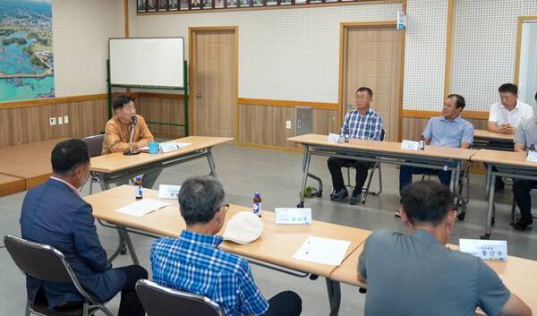 오영훈 제주도지사가 지난 26일 성산읍 오조리사무소에서 마을회 관계자들과 간담회를 갖고있다. 제주도 제공.