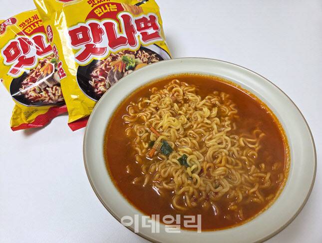 끓인 ‘맛나면’을 그릇에 담은 모습. 사골 베이스의 국물은 눅진하고 기름진 편으로, 얼큰함보다는 단맛과 감칠맛이 두드러진다. (사진=한전진 기자)