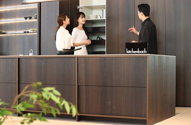 지난 6월 서울 강남구 한샘플래그십논현에서 모델들이 주방 가구 ‘키친바흐’ 신제품과 함께 포즈를 취하고 있다.(사진=연합뉴스)