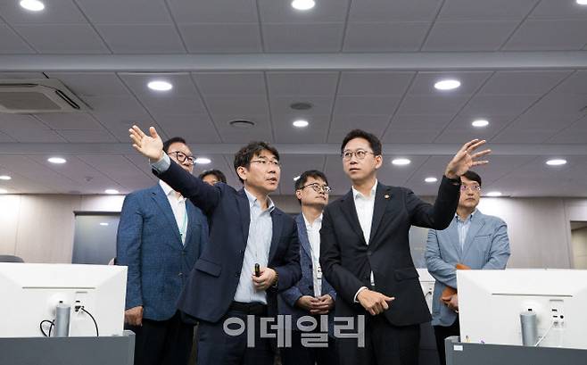 배경훈 과학기술정보통신부 장관이 27일 오후 서울 송파구 한국인터넷진흥원 인터넷침해대응센터를 방문해 사이버 위협에 대한 대응체계를 점검하고 있다. (사진=과기정통부)