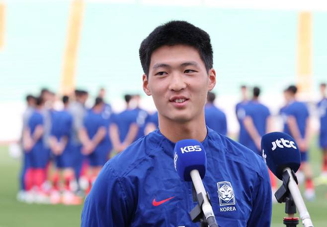 지난 5월 19일 강원 원주종합운동장에서 열린 대한민국 20세 이하(U-20) 축구대표팀 소집훈련에서 팀 막내인 배승균(보인고)이 취재진 질문에 답하고 있다. 사진=연합뉴스