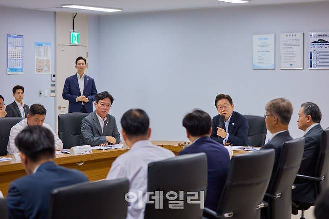 이재명 대통령이 지난 25일 경기 시흥시 SPC삼립 시화공장에서 열린 ‘산업재해 근절 현장 노사간담회’에서 발언을 하고 있다. (사진=뉴스1)