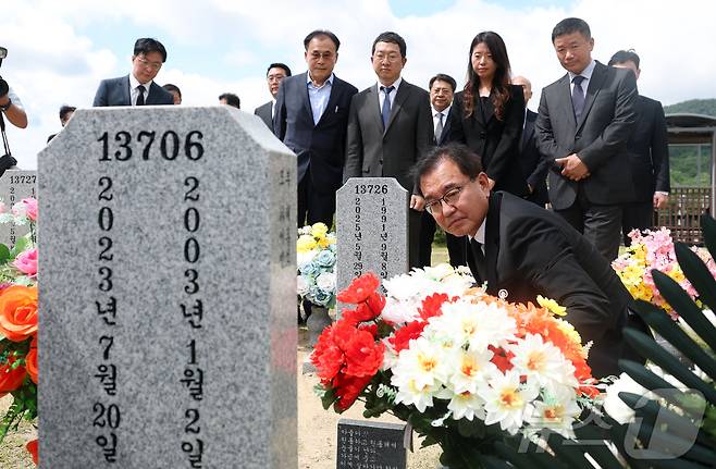 순직 해병 수사 외압 사건을 맡은 이명현 특별검사 등 특검 지휘부가 1일 대전 국립현충원 채상병 묘역을 참배하고 있다. (공동취재) 2025.7.1/뉴스1 ⓒ News1 김기태 기자