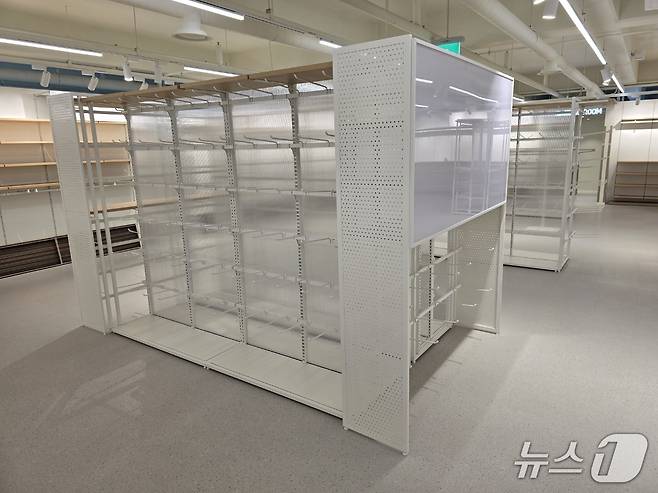 ㈜에스라인이 제작한 타공진열대.