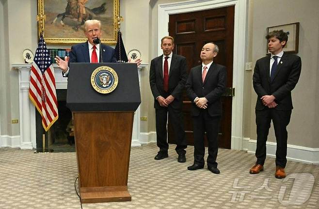 도널드 트럼프 미국 대통령이 21일(현지시간) 워싱턴 백악관에서 손정의 소프트뱅크 회장, 래리 엘리슨 오라클 회장, 샘 올트먼 오픈AI CEO가 배석한 가운데 기자회견을 하고 있다. 2025.01.22 ⓒ AFP=뉴스1 ⓒ News1 우동명 기자