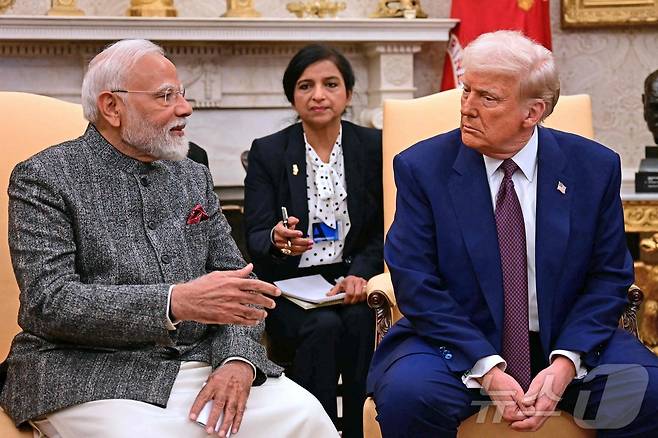 도널드 트럼프 미국 대통령이 13일(현지시간) 워싱턴 백악관에서 나렌드라 모디 인도 총리와 회담을 하고 있다. 2025.02.14 ⓒ AFP=뉴스1 ⓒ News1 우동명 기자