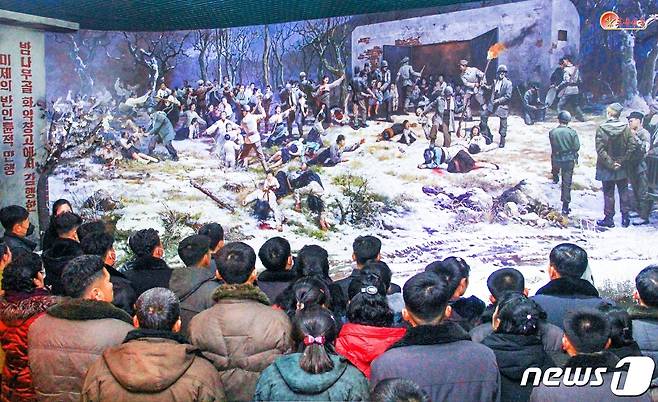 (평양 노동신문=뉴스1) = 북한이 신천박물관에 전시한 한국전쟁 때 미국의 '만행' 묘사 그림. [국내에서만 사용가능. 재배포 금지. DB 금지. For Use Only in the Republic of Korea. Redistribution Prohibited] rodongphoto@news1.kr