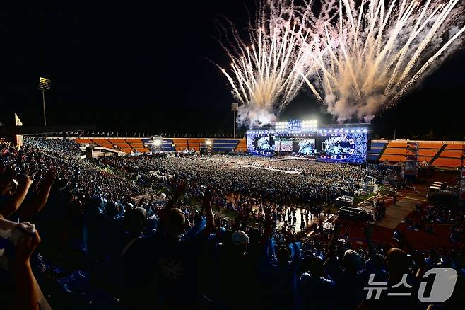 지난 26일 속초종합운동장에서 열린 '싸이 흠뻑쇼 SUMMERSWAG2025 속초'.(속초시 제공, 재판매 및 DB 금지) 2025.7.27/뉴스1