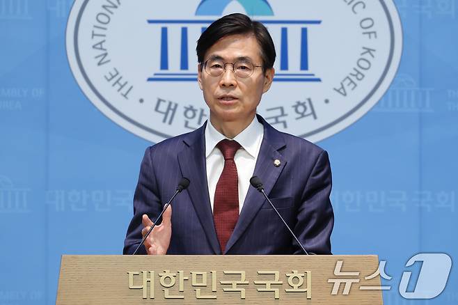 국민의힘 당대표 출마를 선언한 조경태 의원이 27일 오후 서울 여의도 국회 소통관에서 가진 기자회견에서 혁신후보 단일화를 촉구하고 있다. 2025.7.27/뉴스1 ⓒ News1 이광호 기자