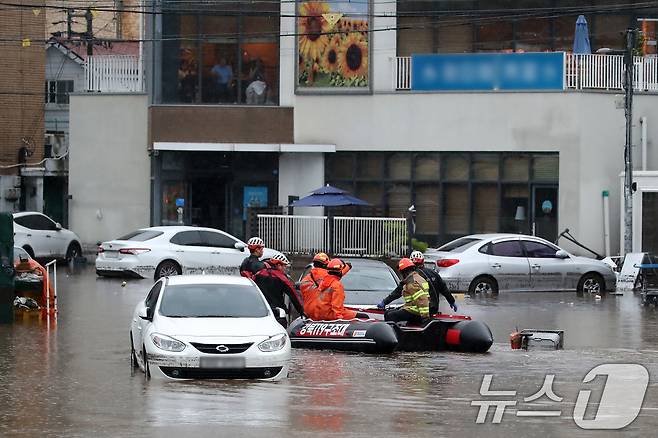 지난 17일 오후 대구 북구 노곡동 마을이 집중호우에 침수돼 119구조대가 고립된 주민을 구조하기 위해 구명보트를 타고 마을로 들어가고 있다. 뉴스1 ⓒ News1 공정식 기자