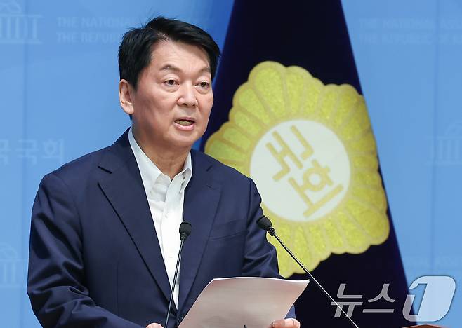 안철수 국민의힘 의원이 21일 오전 서울 여의도 국회 소통관에서 기자회견을 열고 김문수 후보를 향해 '친길(친전한길) 당대표가 되려고 하나'며 비판하고 있다. 2025.7.21/뉴스1 ⓒ News1 안은나 기자