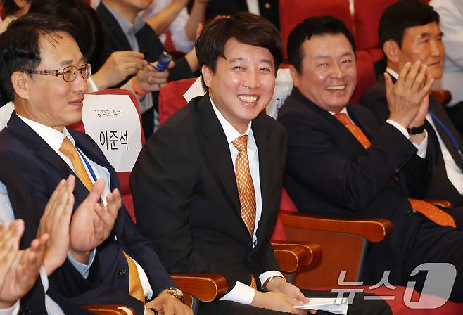 개혁신당 당대표로 선출된 이준석 의원이 27일 오후 서울 여의도 국회에서 열린 당대표 및 최고위원 선출 위한 제2차 전당대회에서 미소 짓고 있다. 2025.7.27/뉴스1 ⓒ News1 이광호 기자