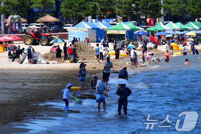 7월 마지막 휴일 대구·경북의 낮 최고 기온이 37.7도까지 치솟는 등 '대프리카(대구＋아프리카)' 불볕더위가 맹위를 떨쳤다. 사진은 이날 포항시 북구 영일대헤수욕장에서 피서객들이 더위를 식히는 모습. 2025.7.27/뉴스1 ⓒ News1 최창호 기자