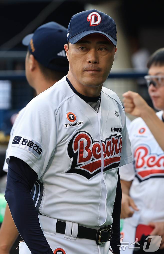 조성환 두산 감독대행이 24일 오후 서울 송파구 잠실야구장에서 열린 프로야구 '2025 신한 SOL뱅크 KBO 리그' 한화 이글스와 두산 베어스의 경기에서 더그아웃으로 향하며 그라운드를 바라보고 있다. 2025.7.24/뉴스1 ⓒ News1 박정호 기자