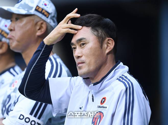 두산 조성환 감독대행이 서울 잠실구장에서 열린 2025 KBO리그 SSG와 경기 전 상대 덕아웃을 바라보고 있다. 잠실 | 최승섭기자 thunder@sportsseoul.com