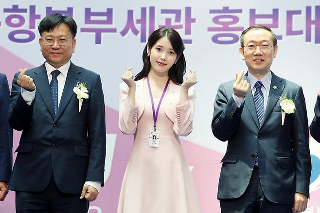 아이유가 25일 인천국제공항 제1여객터미널에서 열린 인천공항세관 홍보대사 위촉식에서 이명구 관세청장(오른쪽), 김종호 인천공항본부세관장과 기념촬영하고 있다. 사진 | 연합뉴스