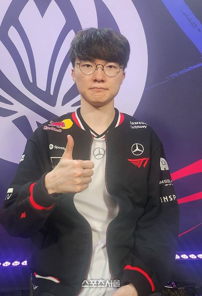 ‘페이커’ 이상혁이 10일 젠지와 경기 후 만나 인터뷰를 하고 있다. 밴쿠버=김민규 기자 kmg@sportsseoul.com