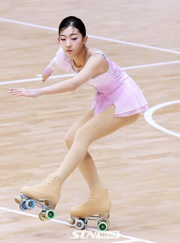 27일 제천체육관에서 치러진 '제20회 아시아 롤러스케이팅 선수권대회' 아티스틱 여자 유스부 프리 쇼트 프로그램에서 이태경(경기 삼숭중)이 연기를 펼치고 있다. /사진(제천)=강명호 기자