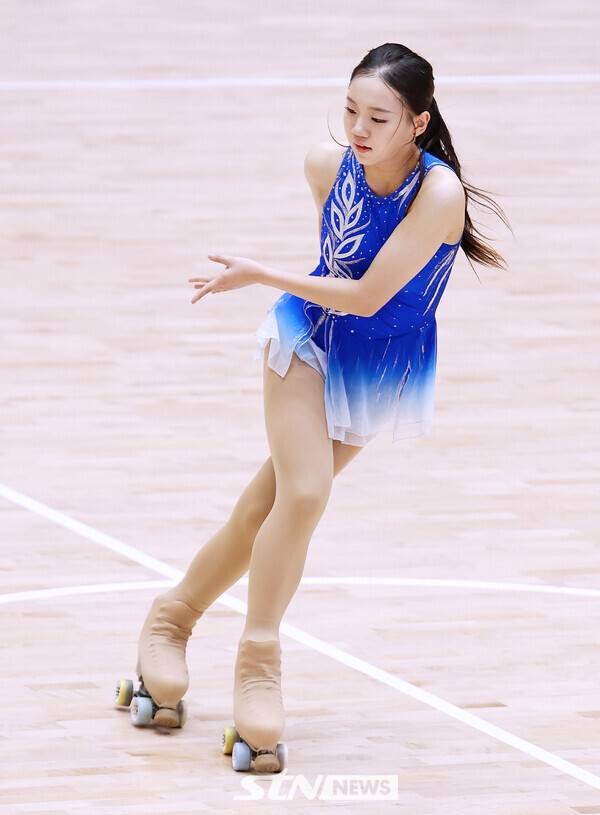 27일 제천체육관에서 치러진 '제20회 아시아 롤러스케이팅 선수권대회' 아티스틱 여자 주니어 프리 쇼트 프로그램에서 정은채(경기 금곡고)가 연기를 펼치고 있다. /사진(제천)=강명호 기자