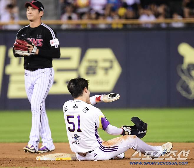 8회말 1사 1루. 2루 도루를 성공시킨 두산 조수행.