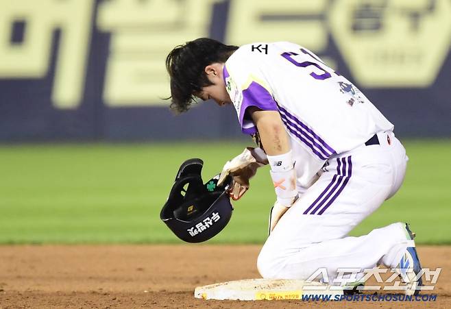 2루 도루 성공 후 숨을 내쉬고 있는 조수행.