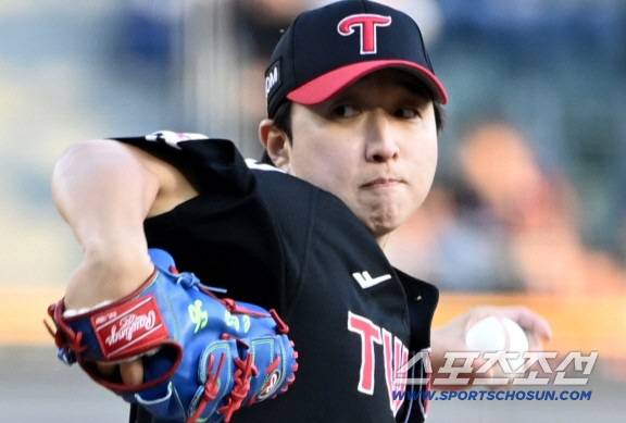 7일 잠실야구장에서 열린 LG와 두산의 경기, LG 선발투수 최채흥이 역투하고 있다. 잠실=허상욱 기자wook@sportschosun.com/2025.05.07/