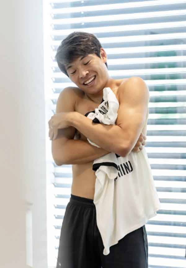 일본 국가대표 스트라이커 마치노 슈토가 27일 독일 분데스리가 클럽 보루시아묀헨글라트바흐 이적을 앞두고 메디컬테스트를 진행하며 장난스런 표정을 지어보이고 있다. 출처=보루시아묀헨글라트바흐 SS 캡쳐