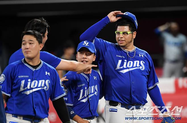 주장 구자욱은 완봉승을 거둔 후라도에게 가장 앞자리를 양보했다.